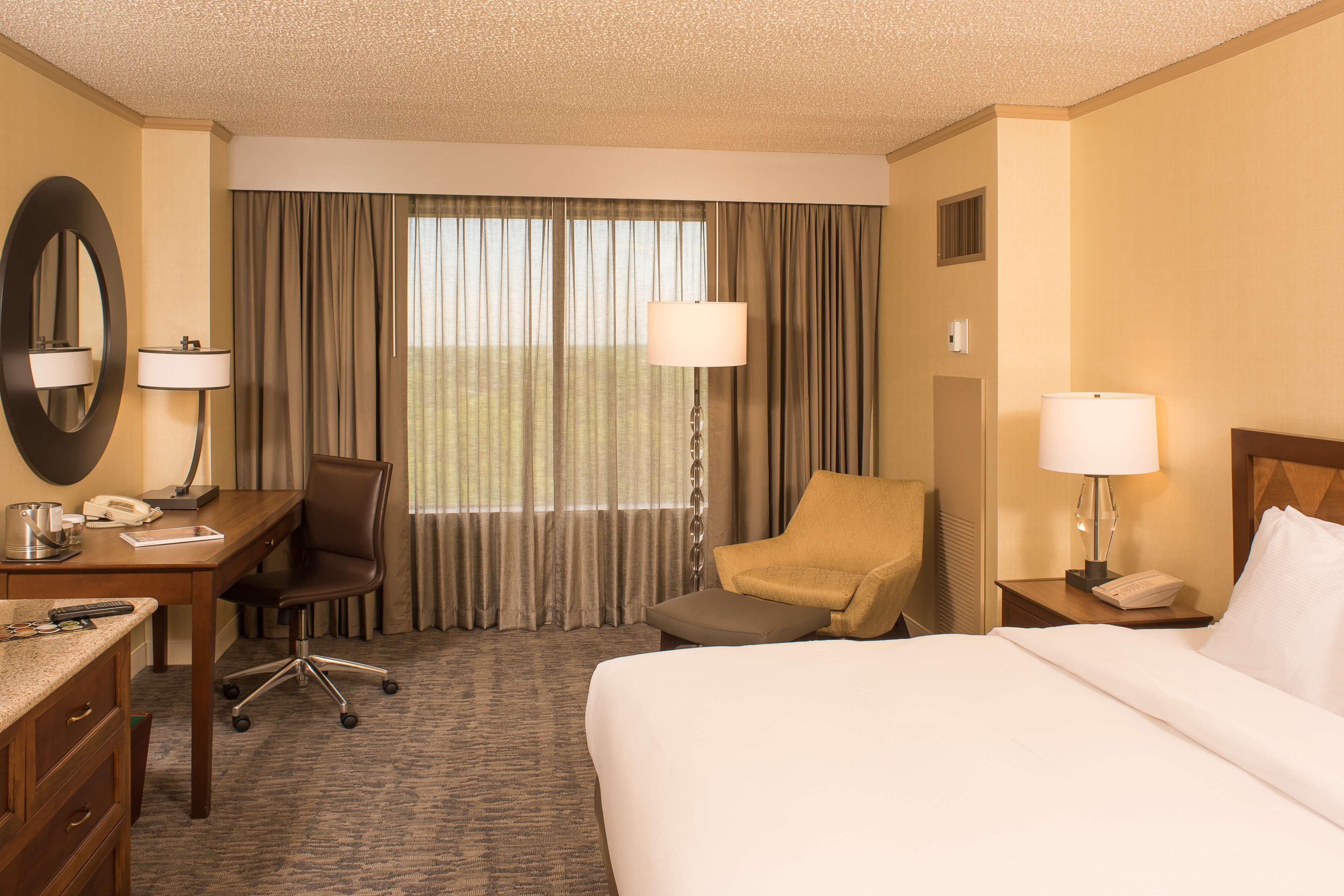 Doubletree By Hilton Tulsa At Warren Place Exteriér fotografie