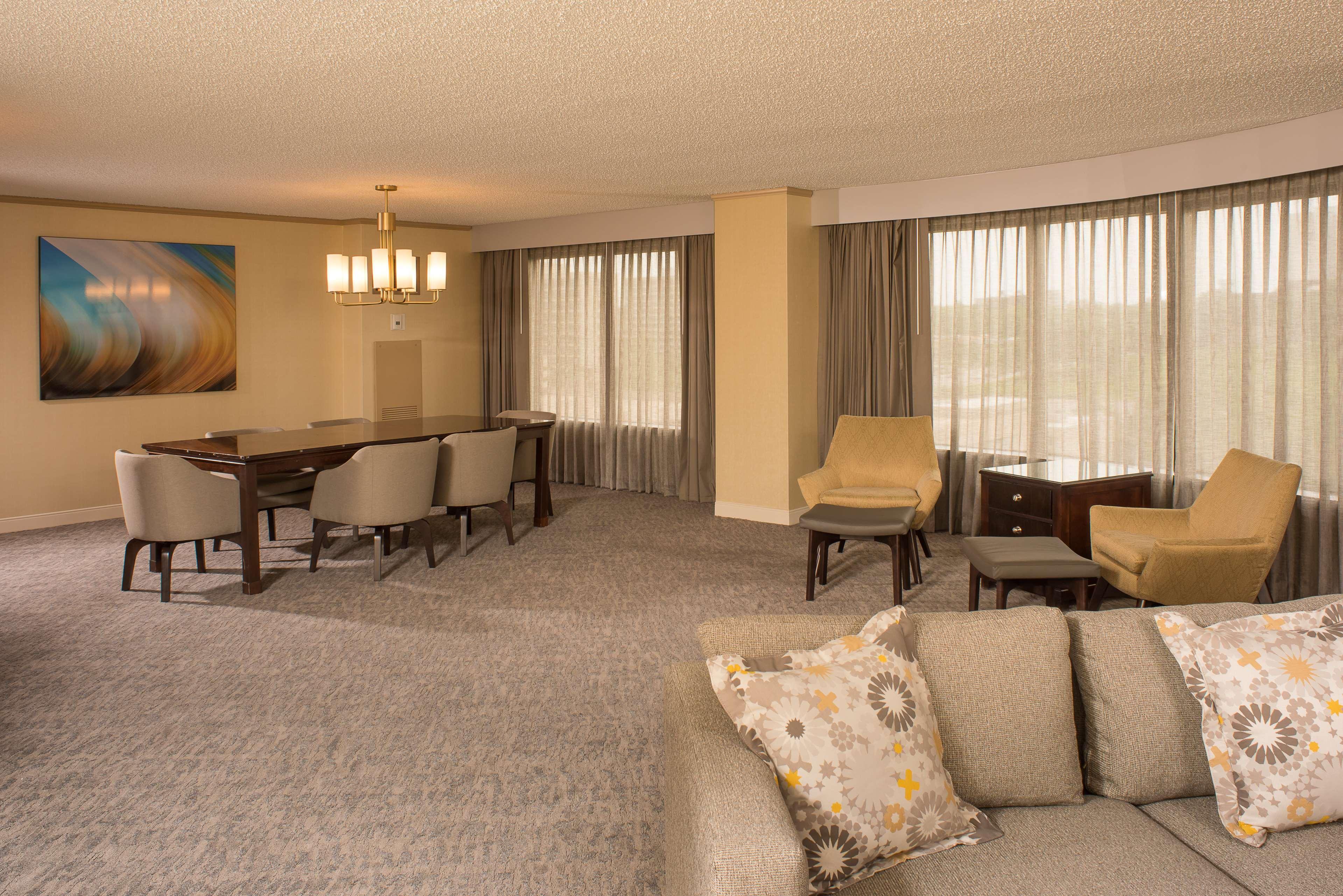 Doubletree By Hilton Tulsa At Warren Place Exteriér fotografie