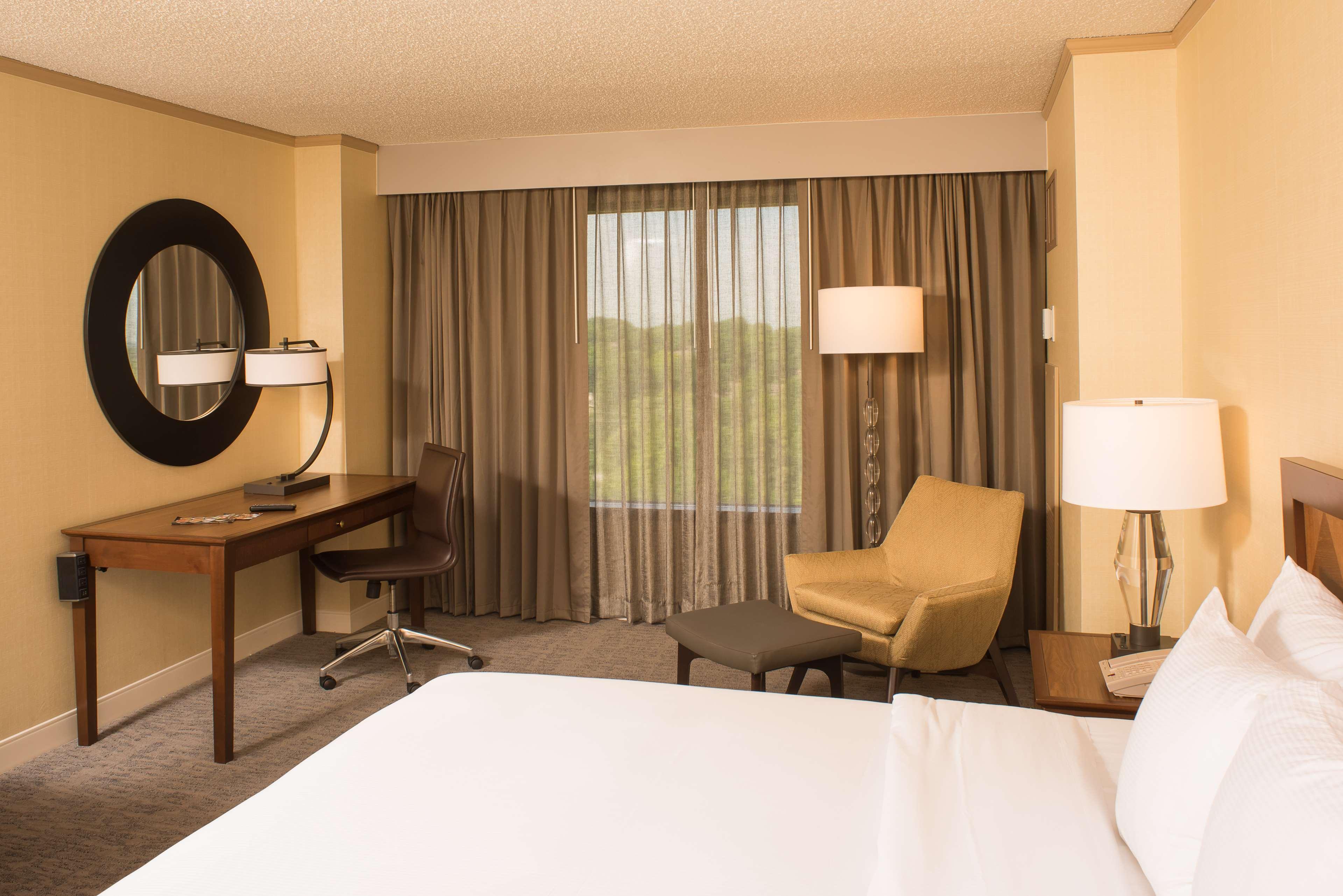 Doubletree By Hilton Tulsa At Warren Place Exteriér fotografie