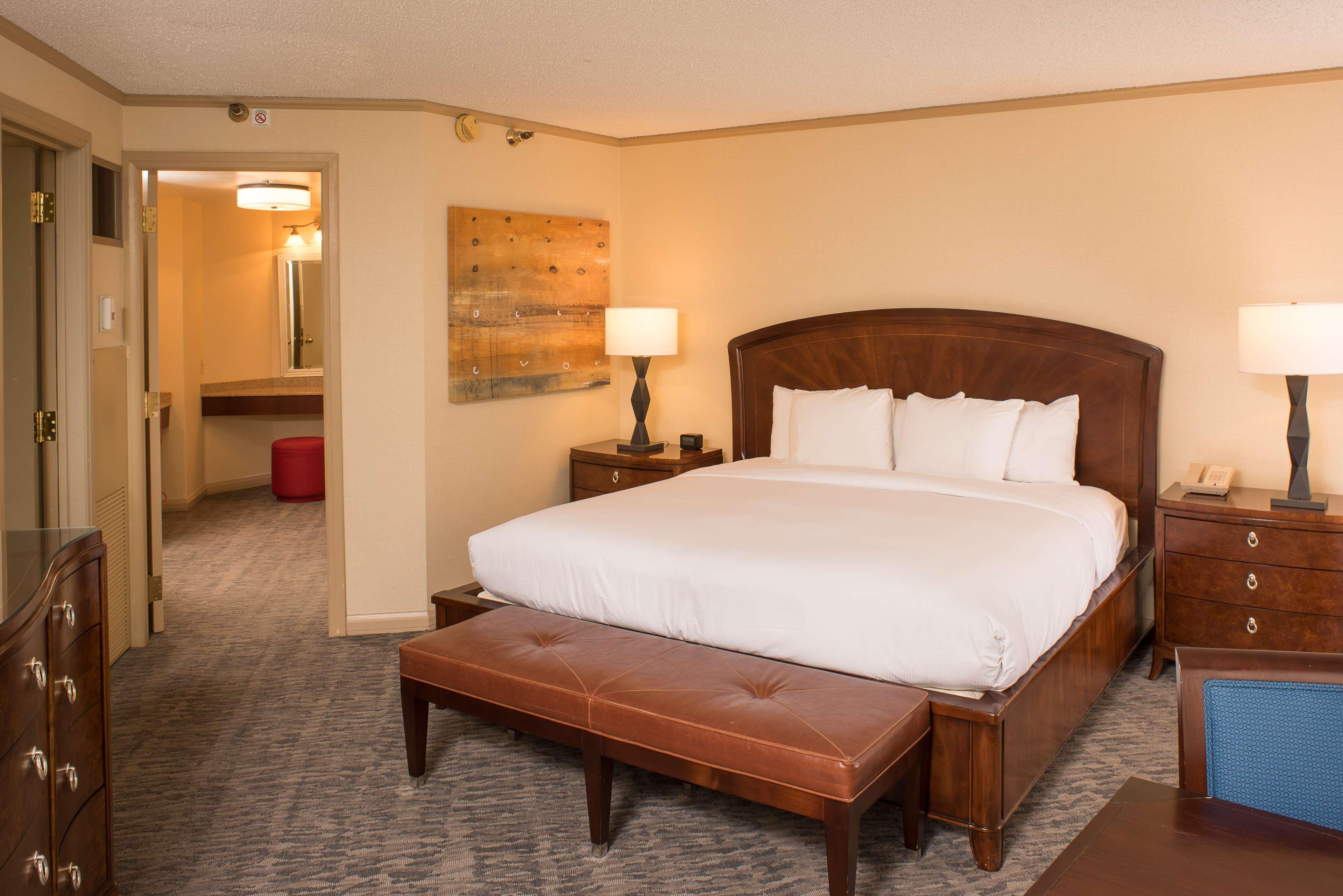 Doubletree By Hilton Tulsa At Warren Place Exteriér fotografie