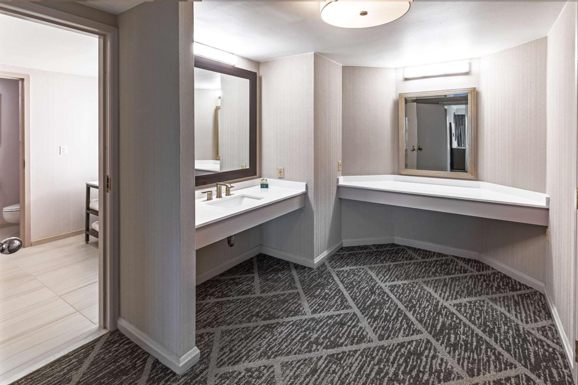 Doubletree By Hilton Tulsa At Warren Place Exteriér fotografie